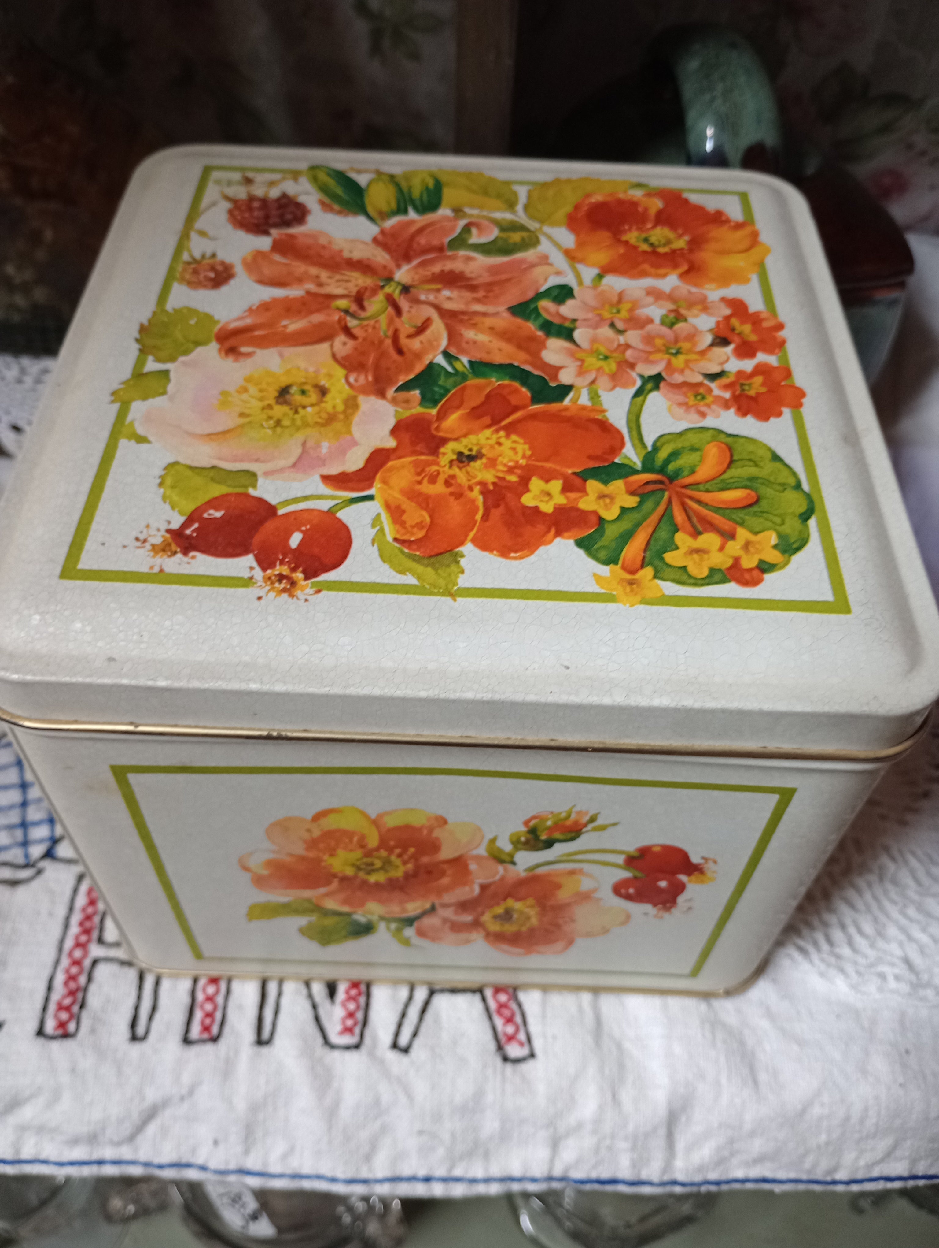 Vintage Tin-Oranges and Reds 🥰