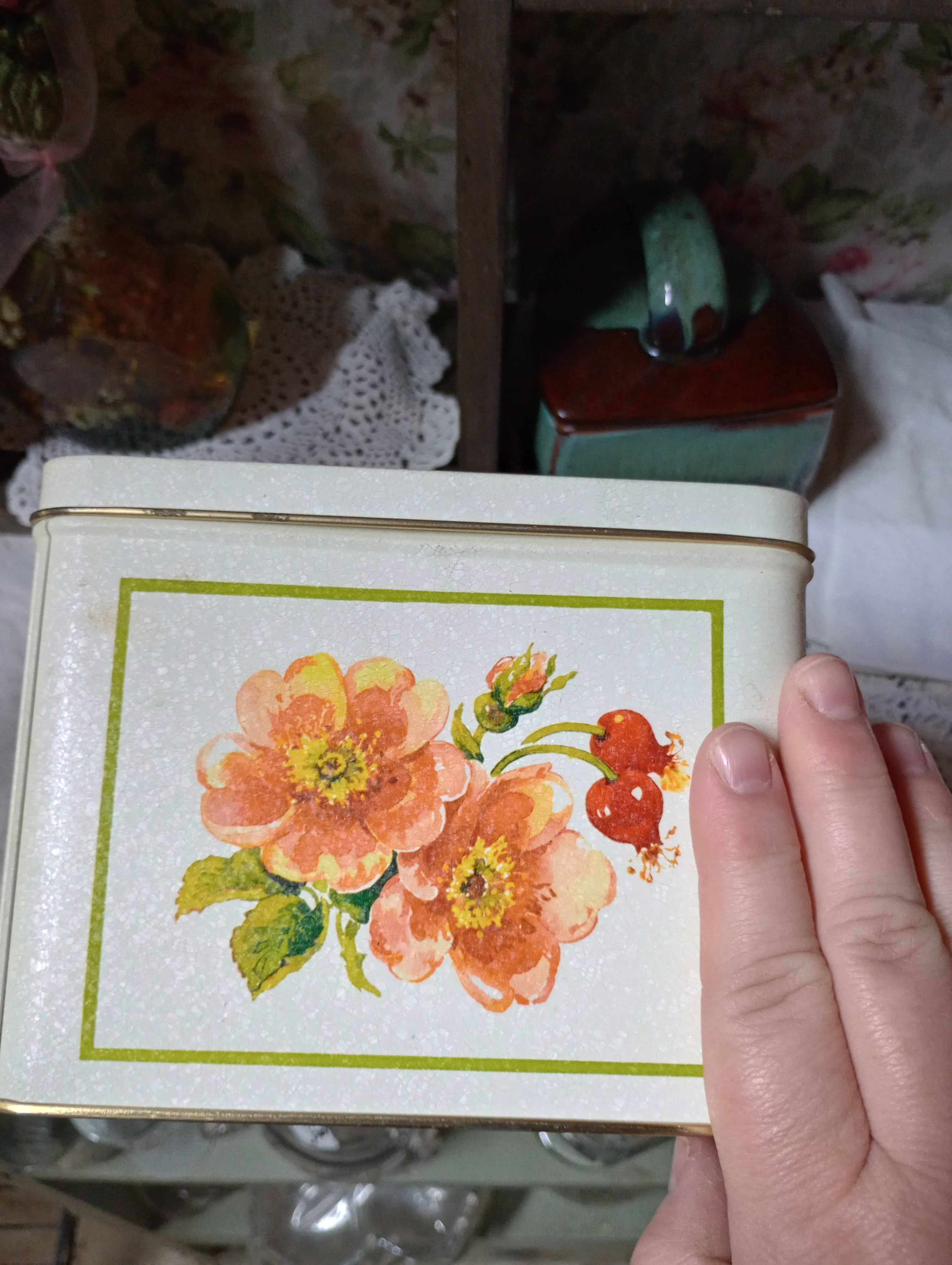 Vintage Tin-Oranges and Reds 🥰